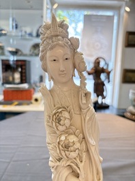 Two pairs of Chinese ivory 'elegant beauty' carvings, 'Da Hai 大海' mark, 19/20th C.