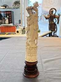 Two pairs of Chinese ivory 'elegant beauty' carvings, 'Da Hai 大海' mark, 19/20th C.