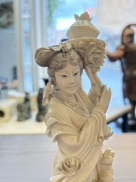 Two pairs of Chinese ivory 'elegant beauty' carvings, 'Da Hai 大海' mark, 19/20th C.