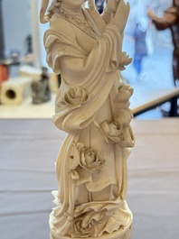 Two pairs of Chinese ivory 'elegant beauty' carvings, 'Da Hai 大海' mark, 19/20th C.