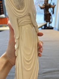 Two pairs of Chinese ivory 'elegant beauty' carvings, 'Da Hai 大海' mark, 19/20th C.