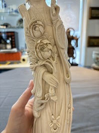 Two pairs of Chinese ivory 'elegant beauty' carvings, 'Da Hai 大海' mark, 19/20th C.