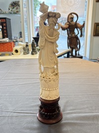 Two pairs of Chinese ivory 'elegant beauty' carvings, 'Da Hai 大海' mark, 19/20th C.