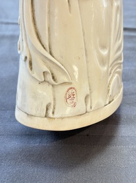 Two pairs of Chinese ivory 'elegant beauty' carvings, 'Da Hai 大海' mark, 19/20th C.