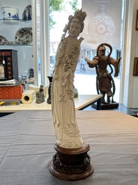 Two pairs of Chinese ivory 'elegant beauty' carvings, 'Da Hai 大海' mark, 19/20th C.