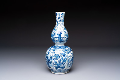 A fine blue and white Dutch Delft double gourd Kangxi-style chinoiserie vase, early 18th C.