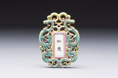 A Chinese famille rose 'Ji Xiang Ru Yi 吉祥如意' reticulated pendant, 19/20th C.