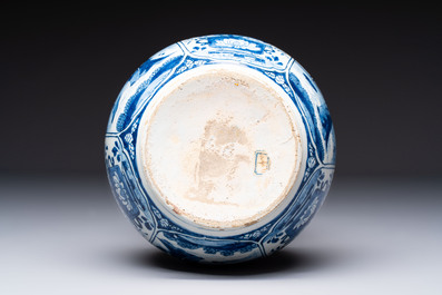 A fine blue and white Dutch Delft double gourd Kangxi-style chinoiserie vase, early 18th C.