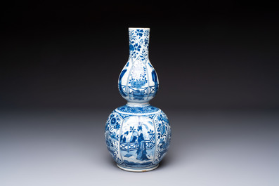 A fine blue and white Dutch Delft double gourd Kangxi-style chinoiserie vase, early 18th C.