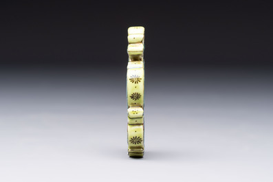 A Chinese famille rose 'Ji Xiang Ru Yi 吉祥如意' reticulated pendant, 19/20th C.