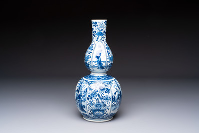 A fine blue and white Dutch Delft double gourd Kangxi-style chinoiserie vase, early 18th C.