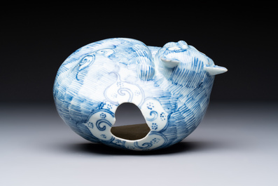 A rare Chinese blue and white 'cat' nightlight, 18th C.