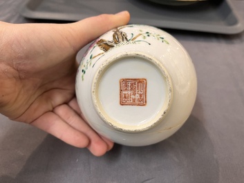 A varied collection of 15 Chinese famille rose and verte wares, 19/20th C.