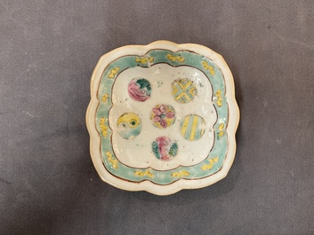 A varied collection of 15 Chinese famille rose and verte wares, 19/20th C.