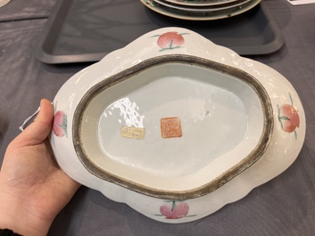 A varied collection of 15 Chinese famille rose and verte wares, 19/20th C.