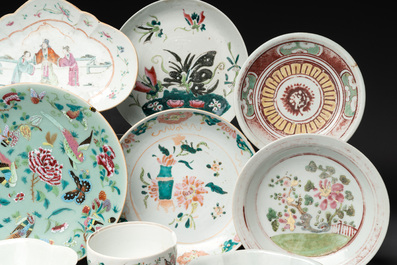 A varied collection of 15 Chinese famille rose and verte wares, 19/20th C.