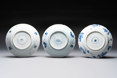 Seven Chinese blue and white plates with floral design, Kangxi
