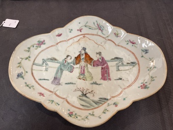 A varied collection of 15 Chinese famille rose and verte wares, 19/20th C.