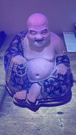 A Chinese famille verte black-ground Milefo Buddha on a wooden stand, Xue Chang Sen Zuo 薛長森作 mark, 20th C.