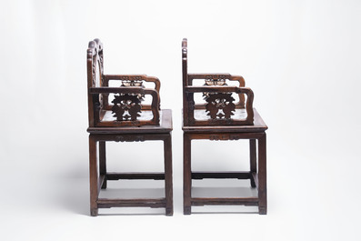 A pair of Chinese marble-inset mother-of-pearl-inlaid hongmu chairs, 19th C.