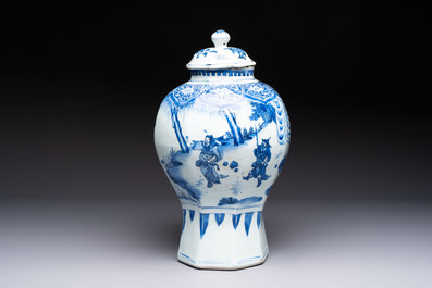 A Chinese blue and white 'Li Shimin 李世民 and Qin Qiong 秦瓊' vase and cover, Transitional period