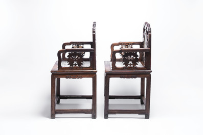 A pair of Chinese marble-inset mother-of-pearl-inlaid hongmu chairs, 19th C.