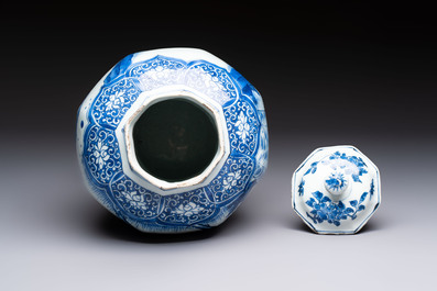 A Chinese blue and white 'Li Shimin 李世民 and Qin Qiong 秦瓊' vase and cover, Transitional period