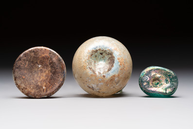 Eight Roman glass flasks, three glass bracelets and two bronze rings, 1st/4th C.