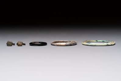 Eight Roman glass flasks, three glass bracelets and two bronze rings, 1st/4th C.
