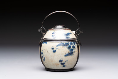 A Chinese blue and white 'Bleu de Hue' waterpipe and a 'Poem' plate for the Vietnamese market, chơi ngọc 玩玉 mark, 19th C.