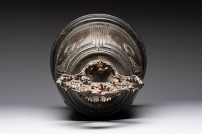 A large Vietnamese bronze 'Dragon' bell, signed Nguyễn Ngọc Nghĩa 阮玉義, 19th C.