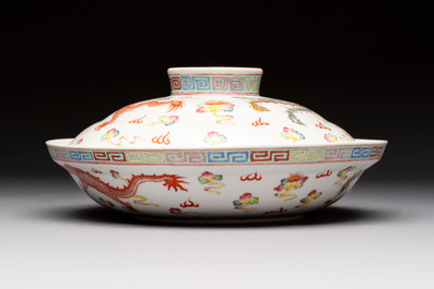 A Chinese famille rose covered 'Dragon' bowl and a teapot, Guangxu and Wang Yongshun 汪永順 mark, 19/20th C.