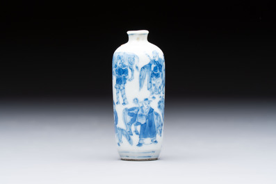A Chinese blue and white snuff bottle with figural design, dragon mark, 19th C.