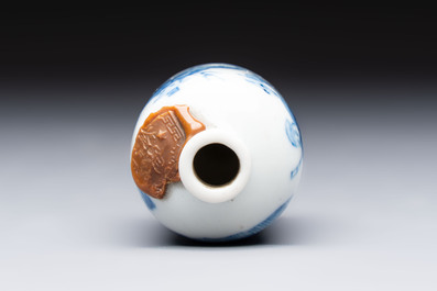 A Chinese blue and white snuff bottle with figural design, dragon mark, 19th C.