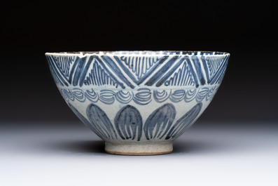 A large Chinese blue and white 'Lotus' bowl, Song Yu 松玉 mark, Anyuan Bantiantang kiln, 17th C.