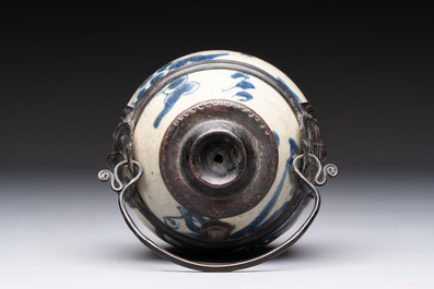A Chinese blue and white 'Bleu de Hue' waterpipe and a 'Poem' plate for the Vietnamese market, chơi ngọc 玩玉 mark, 19th C.