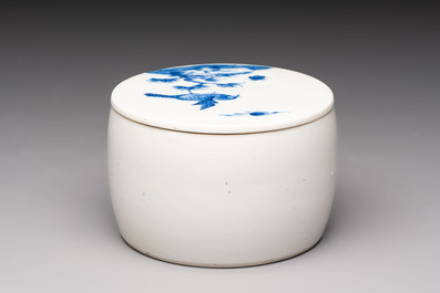 A Chinese blue and white Wang-Bu-style go stones or Yunzi 雲子 box, a four-tier stacking box and a covered jar, 19th C.