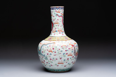 A Chinese famille rose 'Dragon and Phoenix' 'Tianqiuping' vase, 19/20th C.