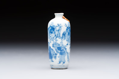 A Chinese blue and white snuff bottle with figural design, dragon mark, 19th C.
