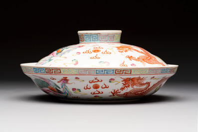 A Chinese famille rose covered 'Dragon' bowl and a teapot, Guangxu and Wang Yongshun 汪永順 mark, 19/20th C.