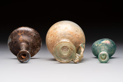 Eight Roman glass flasks, three glass bracelets and two bronze rings, 1st/4th C.