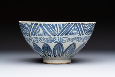 A large Chinese blue and white 'Lotus' bowl, Song Yu 松玉 mark, Anyuan Bantiantang kiln, 17th C.