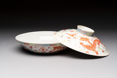 A Chinese famille rose covered 'Dragon' bowl and a teapot, Guangxu and Wang Yongshun 汪永順 mark, 19/20th C.