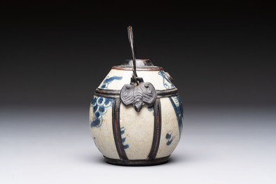 A Chinese blue and white 'Bleu de Hue' waterpipe and a 'Poem' plate for the Vietnamese market, chơi ngọc 玩玉 mark, 19th C.