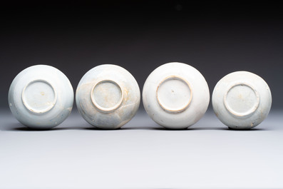 A varied collection of 13 Delftware saucers and bowls, 17/18th C.