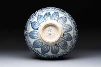 A large Chinese blue and white 'Lotus' bowl, Song Yu 松玉 mark, Anyuan Bantiantang kiln, 17th C.
