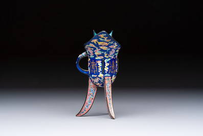 A Chinese Canton enamel tripod ritual wine vessel with bats and 'Shou' design, 'Jue 爵', 19th C.