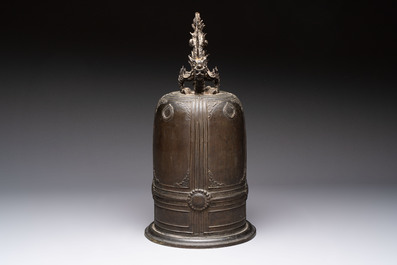 A large Vietnamese bronze 'Dragon' bell, signed Nguyễn Ngọc Nghĩa 阮玉義, 19th C.