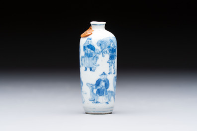 A Chinese blue and white snuff bottle with figural design, dragon mark, 19th C.