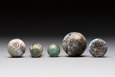 Eight Roman glass flasks, three glass bracelets and two bronze rings, 1st/4th C.